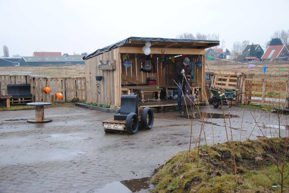 prieel Westzanerwerf versierd voor opening
