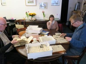 Archiefstukken uitzoeken voor de historische verenigingen, foto Sarah Vermoolen