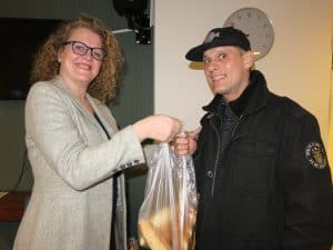 Prakkie over 075 deelt brood uit bij wijkcentrum Dirk Prins Zaandam
