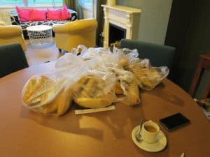 Prakkie over 075 deelt brood uit bij wijkcentrum Dirk Prins Zaandam