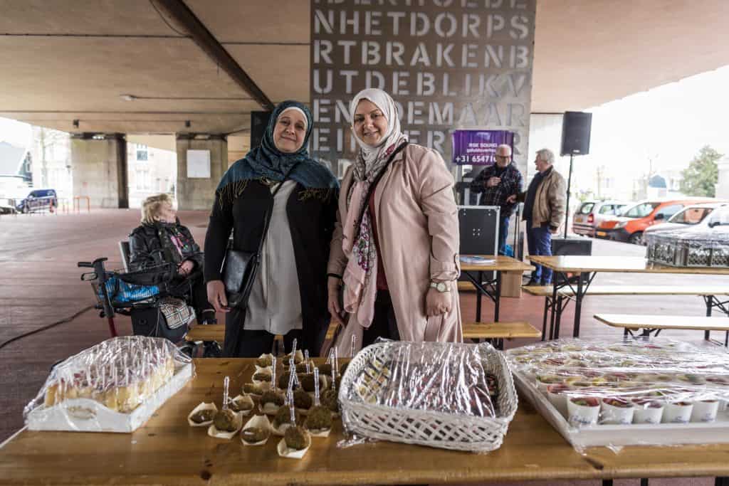 Shatha en haar zus hadden heerlijke Syrische hapjes gemaakt voor de opening van de buitenexpo Foto: Marjolein Oostingh en Ruben Timman | Nowords.nl