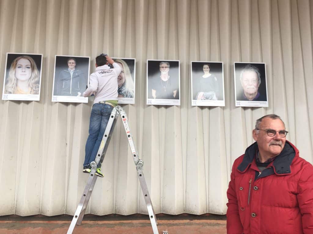 Deze meneer vroeg zich af hoe lang de foto's bleven hangen. En of hij zelf ook kans maakte om als geluksbrenger op de wand te komen.