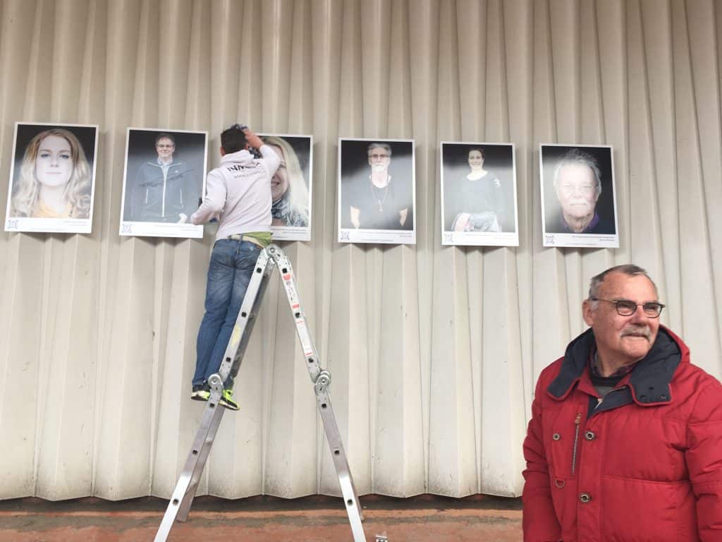 Deze meneer vroeg zich af hoe lang de foto’s bleven hangen. En of hij zelf ook kans maakte om als geluksbrenger op de wand te komen.