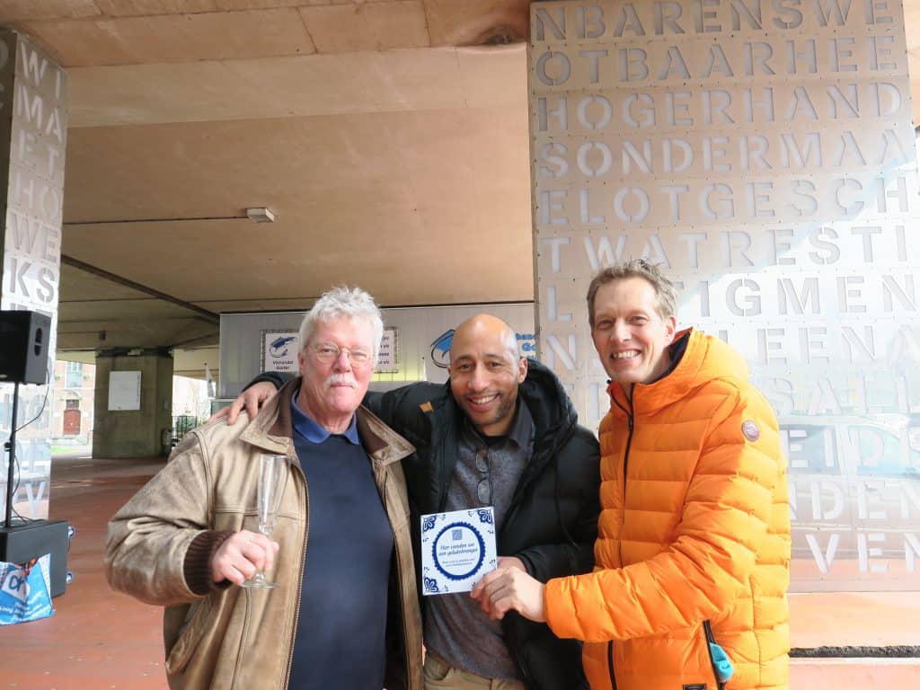 De geluksbrengers in Koog aan de Zaan zijn herkenbaar aan deze tegel