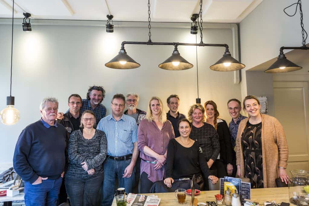 De geluksbrengers plus de organisatie bij de Koffiemok in Koog aan de Zaan Foto: Marjolein Oostingh en Ruben Timman | Nowords.nl