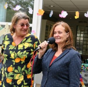 Vrijwilligster (links) en Lucy van der Wall die de wijkwaardering uitdeelt aan de vrijwilligers van Count Basie, foto Sarah Vermoolen