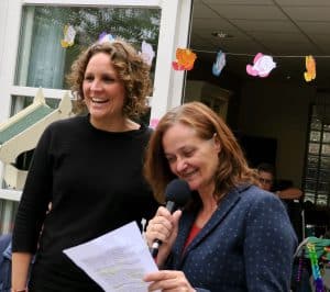 Vrijwilligster (links) en Lucy van der Wall die de wijkwaardering uitdeelt aan de vrijwilligers van Count Basie, foto Sarah Vermoolen