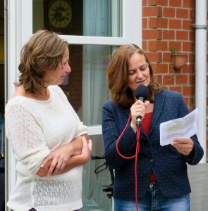 Vrijwilligster (links) en Lucy van der Wall die de wijkwaardering uitdeelt aan de vrijwilligers van Count Basie, foto Sarah Vermoolen