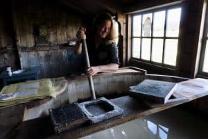 Renate van Lith, vrijwilligster bij papiermolen De Schoolmeester in Westzaan, foto Sarah Vermoolen