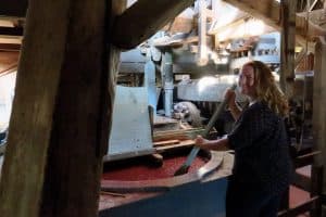 Renate van Lith, vrijwilligster bij papiermolen De Schoolmeester in Westzaan, foto Sarah Vermoolen