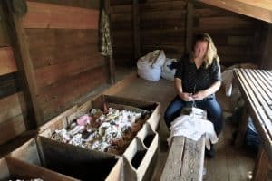 Renate van Lith, vrijwilligster bij papiermolen De Schoolmeester in Westzaan, foto Sarah Vermoolen