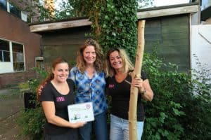 Martine Koppe (midden) reikte de Wijkwaardering uit aan de vrijwilligers die De Buurtcamping mogelijk maken in Kogerveld, foto Sarah Vermoolen