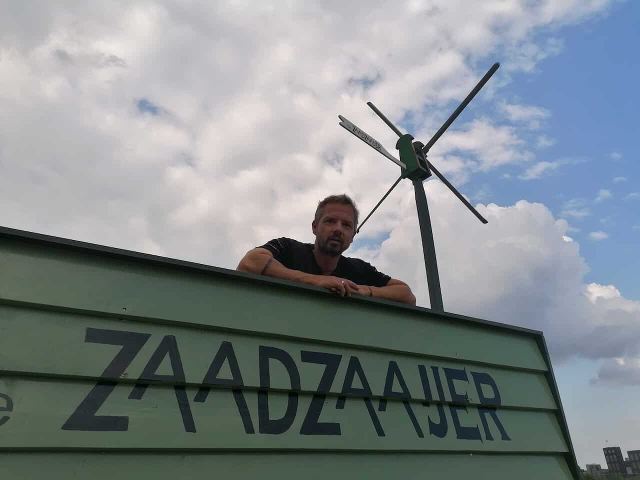op de hemmes bij het bord