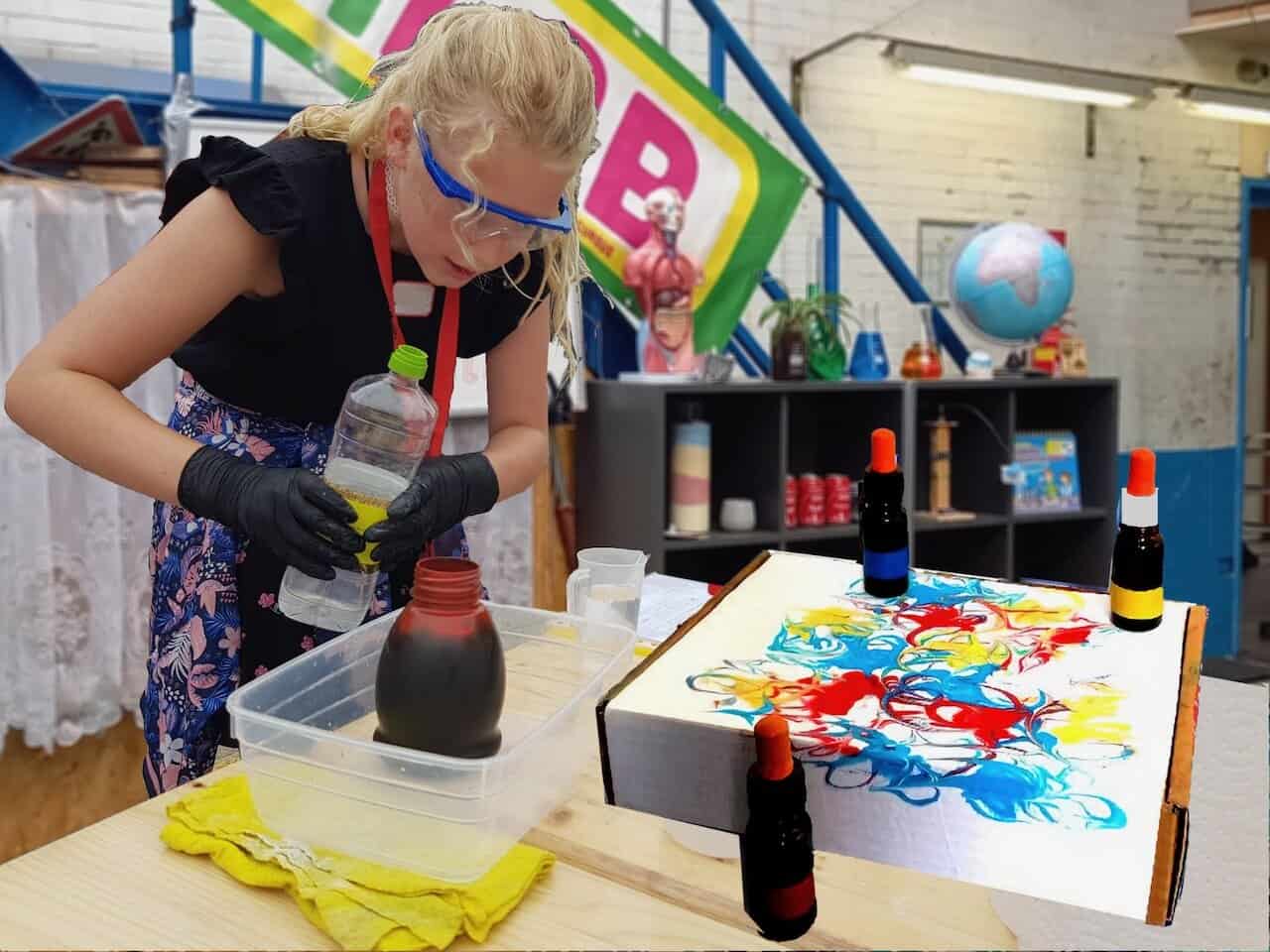 De bruisende kartonfabriek