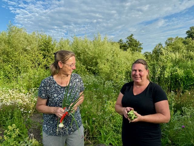 Vrijwilligers aan het werk in de Pluktuin Jagersveld